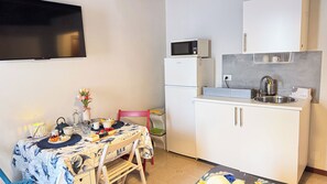 Kühlschrank, Herdplatte, Wasserkocher mit Kaffee-/Teezubehör
