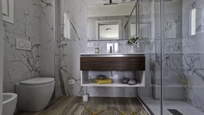 Bathroom - Renovated Flat Close to Shops and Beach (San Michele al Tagliamento)
