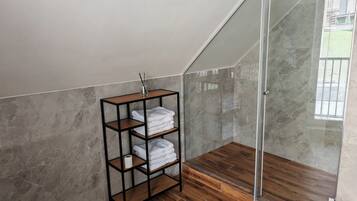 Een haardroger, een bidet, handdoeken, toiletpapier