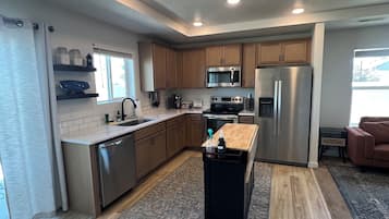 Réfrigérateur, four à micro-ondes, un four, surface de cuisson