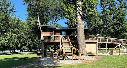Endangered observation cabin . Notable area wildlife Bald Eagles