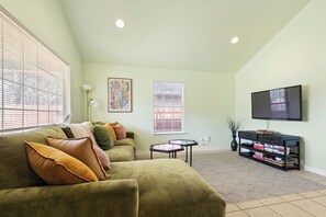 TV - Green Garden House - Centrally Located, minutes from Airport and Downtown (Austin)