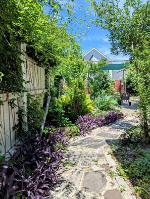 Property grounds - Green Garden House - Centrally Located, minutes from Airport and Downtown (Austin)