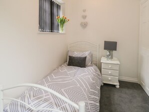 2 bedrooms, individually decorated, individually furnished, free WiFi - Ted's Place (Whitby)