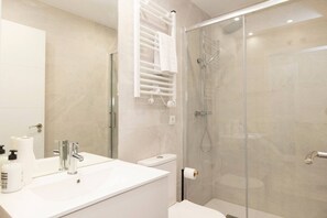 Dusche, Handtücher, Seife, Toilettenpapier