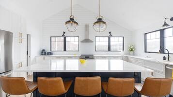 Een koelkast, een oven, een kookplaat, een vaatwasser