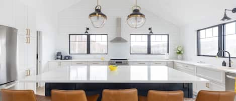 Fridge, oven, stovetop, dishwasher