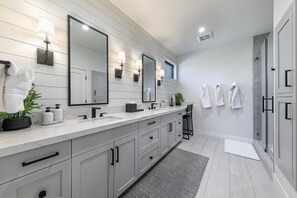 Shower, hair dryer, towels - Mill House Retreat Schaffer's Mill, 4Br/3.5Ba, Hot Tub, Golf, Ski, Lake Tahoe (Truckee)