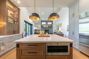 Réfrigérateur, four à micro-ondes, un four, surface de cuisson