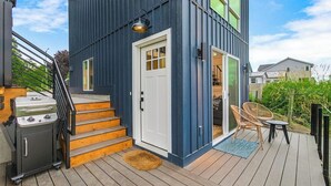 A modern house with a deck, a barbecue grill, and outdoor seating. - Covelet Hideaway (Blaine)