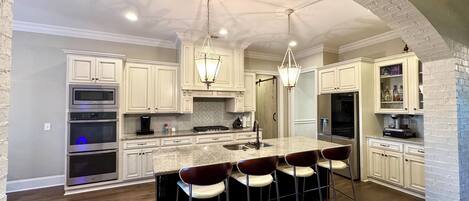 Refrigerador, microondas, horno, placa de cocina