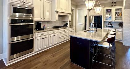 Gorgeous 5-bedroom Auburn University Club Gameday House with Pool!!
