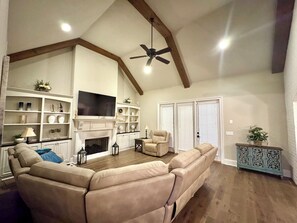 Smart TV, fireplace, stereo