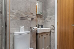 Ducha, secador de pelo y toallas