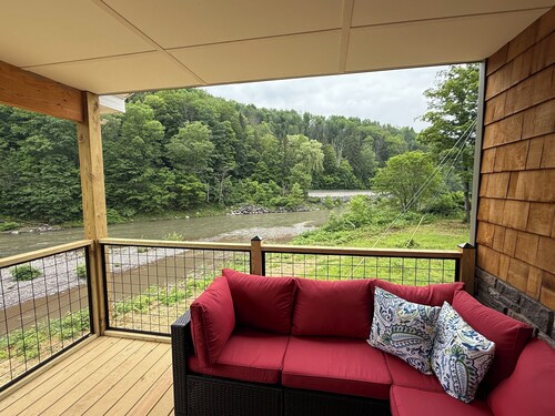 Charming 3-bedroom house with WiFi, AC in Historic Prattsville.