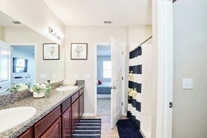 Shower, hair dryer - GoldStar Luxury Home (Ruskin)