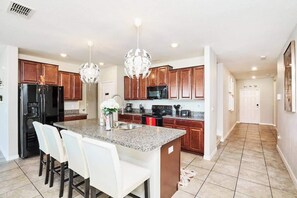 Kjøleskap, mikrobølgeovn, ovn og kokeplater