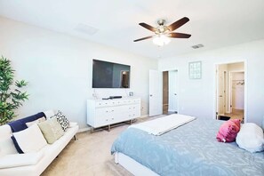 6 bedrooms, iron/ironing board, WiFi, bed sheets - GoldStar Luxury Home (Ruskin)