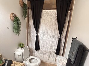 Sèche-cheveux, serviettes fournies, savon, papier toilette