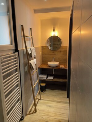Dusche, Handtücher, Toilettenpapier