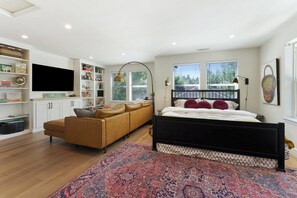 4 bedrooms, desk, iron/ironing board, WiFi