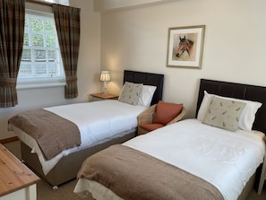 2 Schlafzimmer, individuell dekoriert, individuell eingerichtet