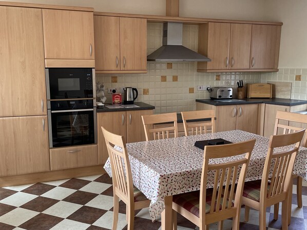 Dishwasher, cookware/dishes/utensils - Coach House 4 (Perth)