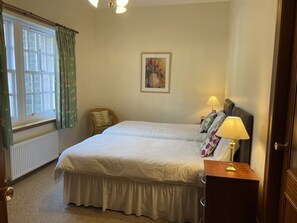 3 bedrooms, individually decorated, individually furnished, free WiFi - Coach House 4 (Perth)