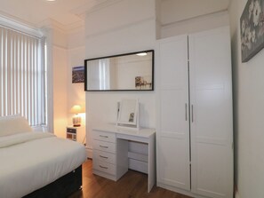 6 bedrooms, individually decorated, individually furnished, free WiFi - 2 Evington Road (Leicester)