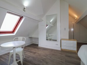 6 bedrooms, individually decorated, individually furnished, free WiFi - 2 Evington Road (Leicester)