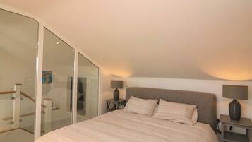 2 kamar tidur dan didekorasi berbeda-beda