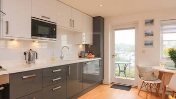 Dishwasher, cookware/dishes/utensils