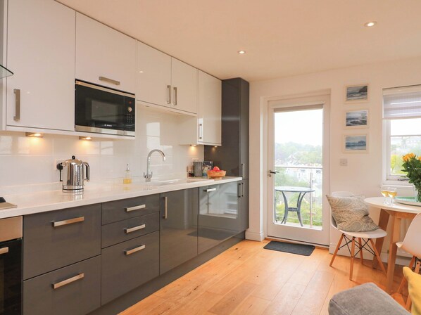 Lave-vaisselle, batterie de cuisine, vaisselle et ustensiles