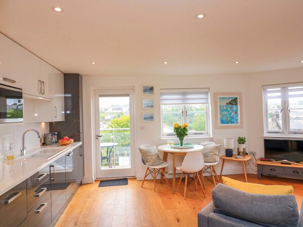 Lave-vaisselle, batterie de cuisine, vaisselle et ustensiles