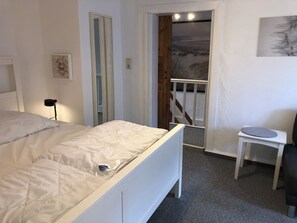 2 bedrooms, travel cot, free WiFi