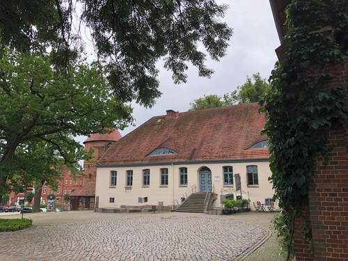 Quiet vacation home in the center of Lübz Mecklenburg Lake District Carport harbor