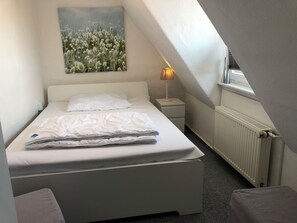 2 bedrooms, travel crib, free WiFi
