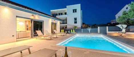 Alberca al aire libre y alberca climatizada