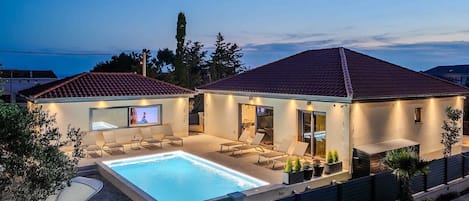 Piscina a l'aire lliure i piscina climatitzada