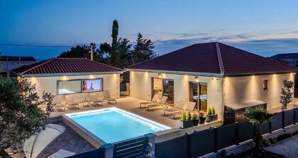 Charmante 3-Schlafzimmer-Villa für 6 mit Pool, Sauna und Fitnessraum, in der Nähe von Stränden