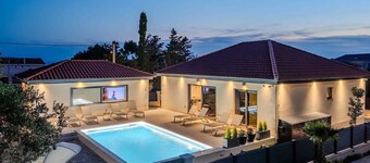 Charming 3BR Villa with Heated Pool, Sauna and Gym