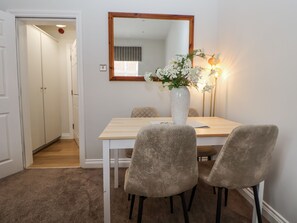 Cottage | Dining - No 2 Emporium Apartments (Prestatyn)