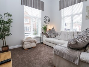 Cottage | Living area - No 2 Emporium Apartments (Prestatyn)