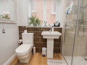 Cottage | Bathroom | Shower, hair dryer - No 2 Emporium Apartments (Prestatyn)