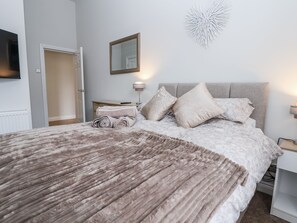 2 bedrooms, individually decorated, individually furnished, free WiFi