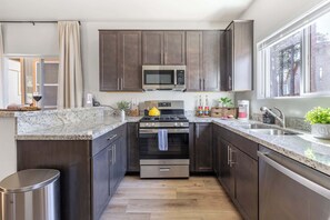 Kylskåp, mikrovågsugn, ugn och spishäll