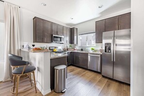 Réfrigérateur, four à micro-ondes, un four, surface de cuisson