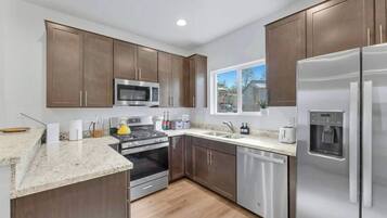 Kylskåp, mikrovågsugn, ugn och spishäll