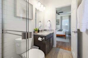 Dusche, Haartrockner, Handtücher