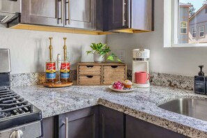 Kylskåp, mikrovågsugn, ugn och spishäll